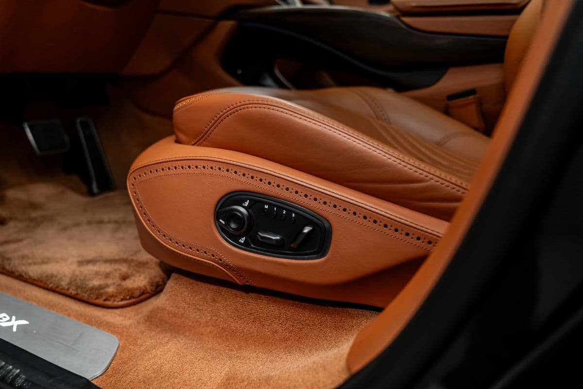 2020 Aston Martin Ostatní - 17