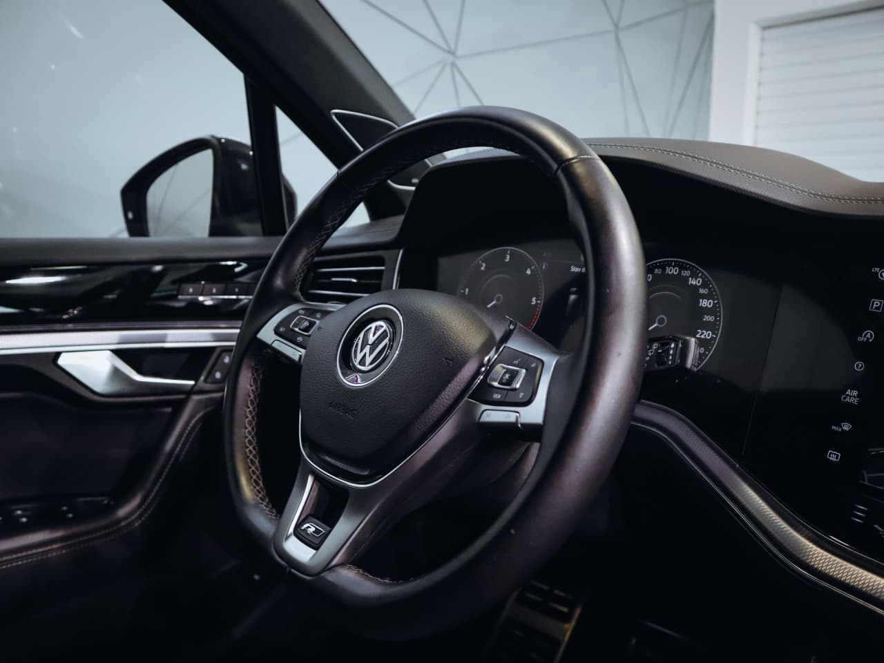 2020 Volkswagen Touareg - 16