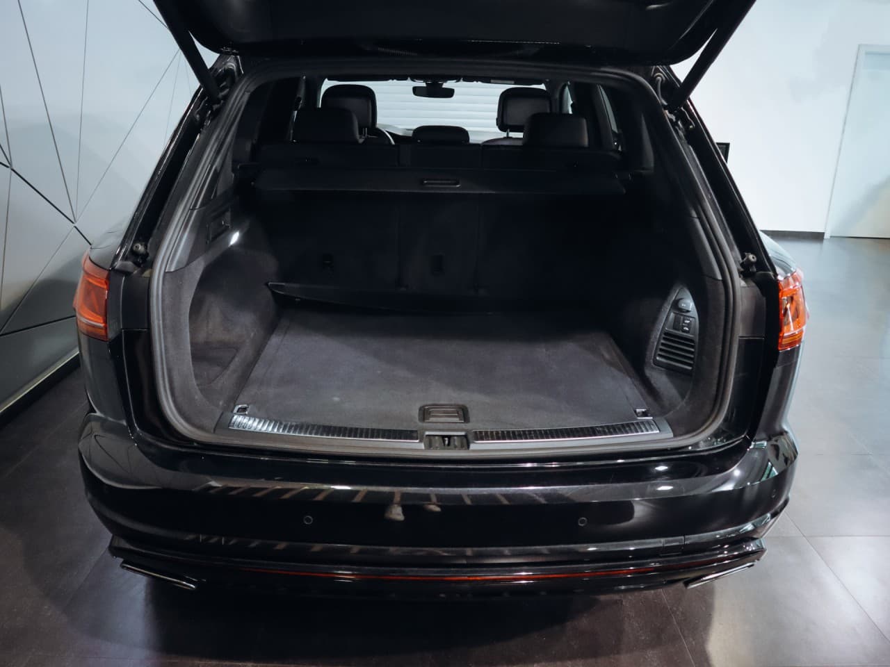 2020 Volkswagen Touareg - 7