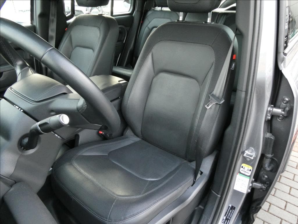 2022 Land Rover Defender - 13