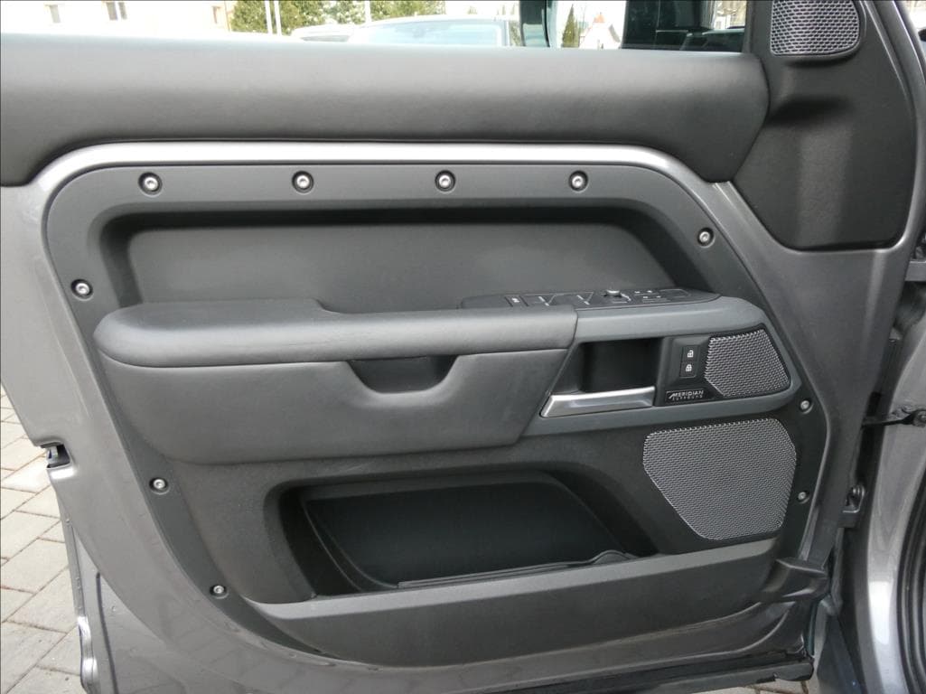 2022 Land Rover Defender - 14