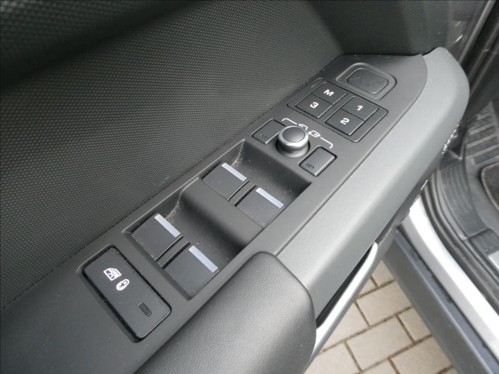 2022 Land Rover Defender - 15