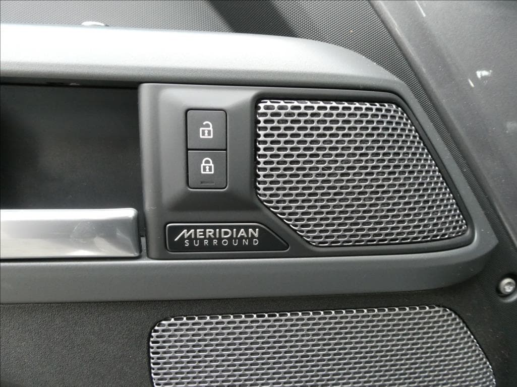 2022 Land Rover Defender - 16