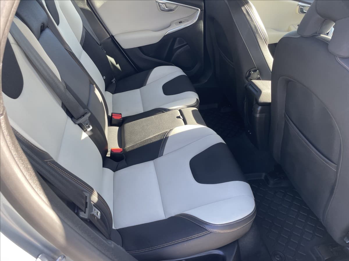 2015 Volvo V40 - 11
