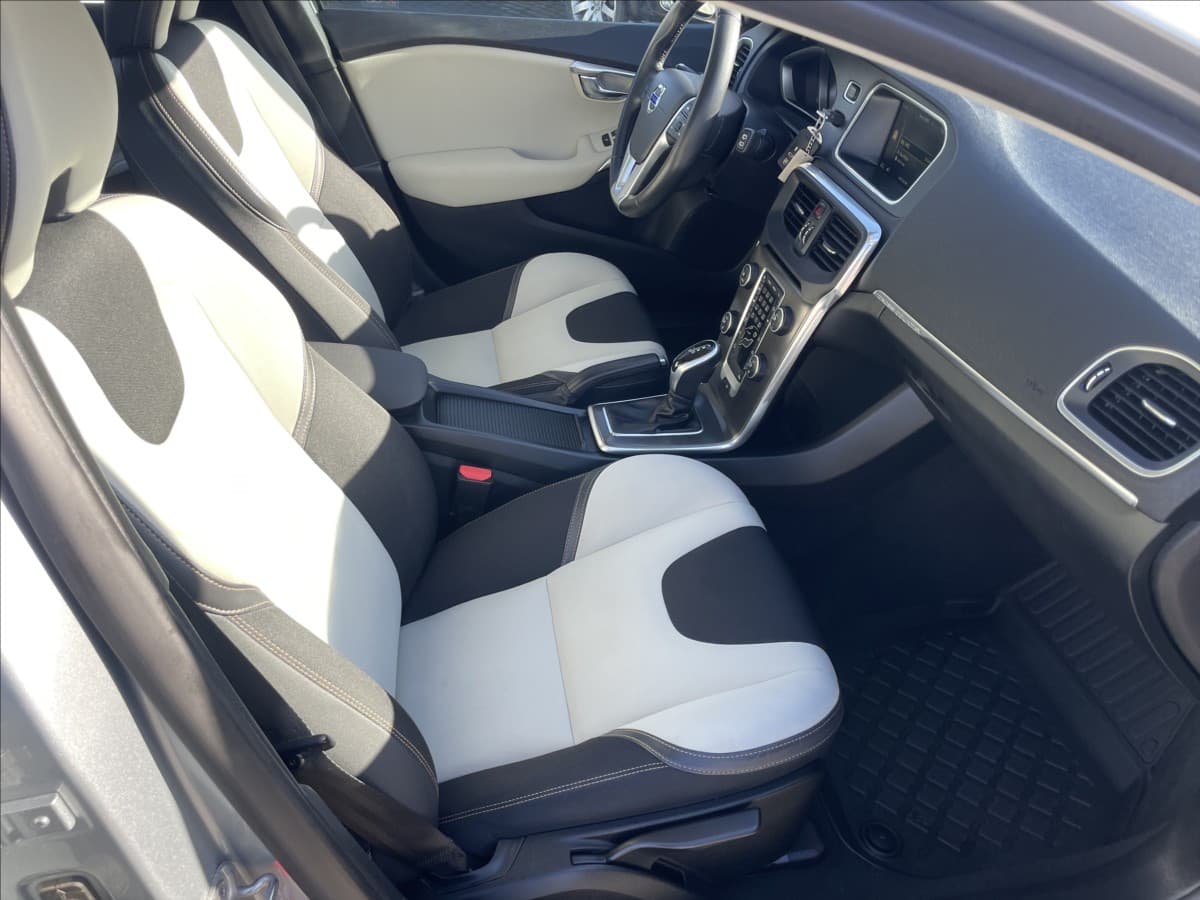 2015 Volvo V40 - 13