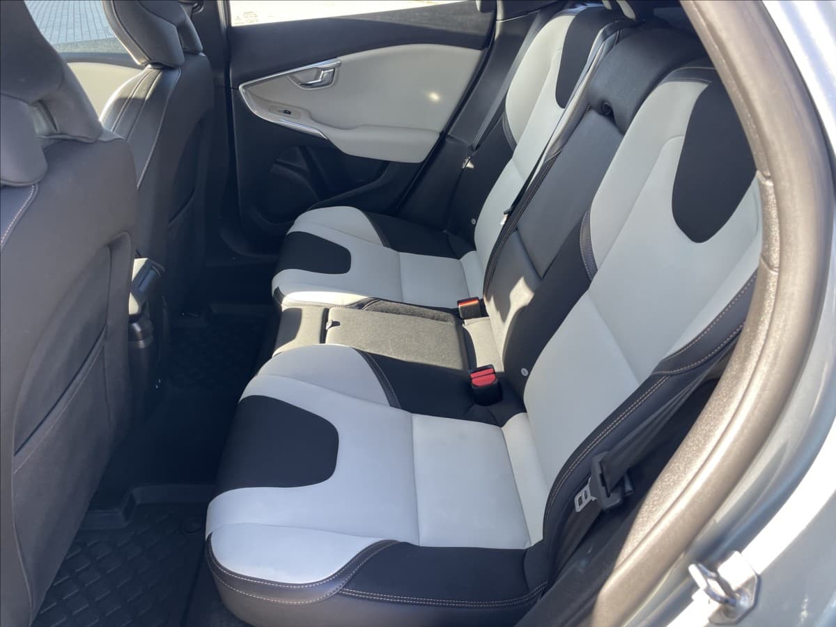 2015 Volvo V40 - 8