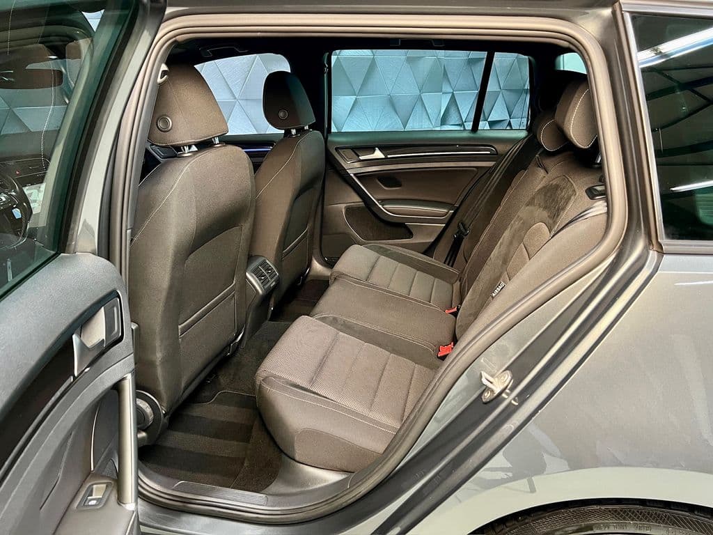 2019 Volkswagen Golf - 12