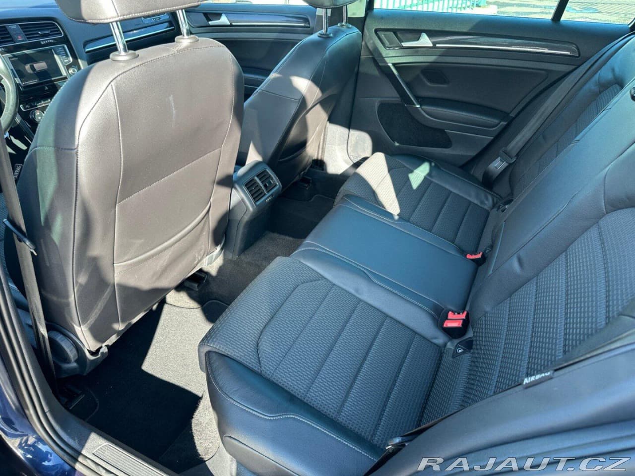 2015 Volkswagen Golf - 12