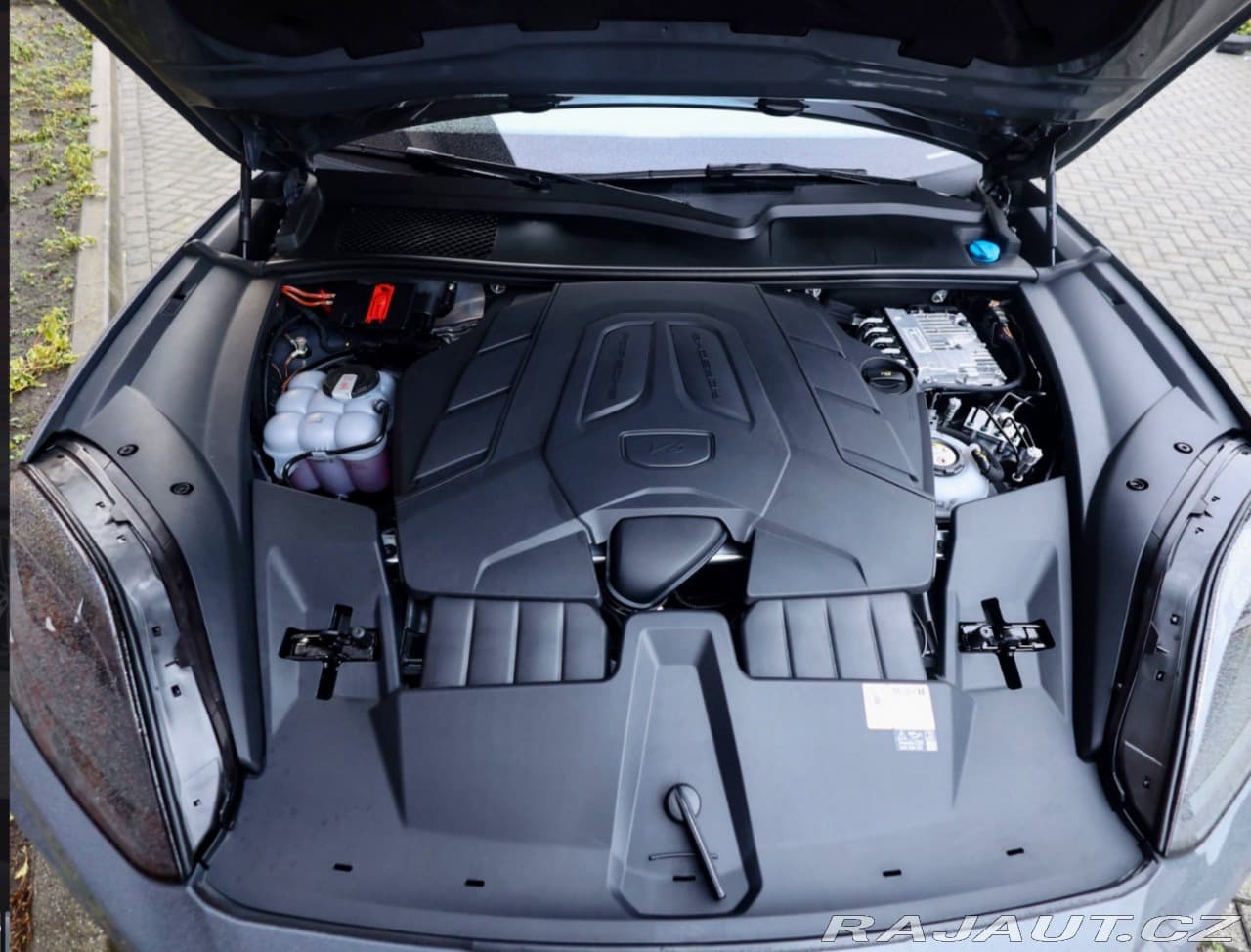 2025 Porsche Cayenne - 13