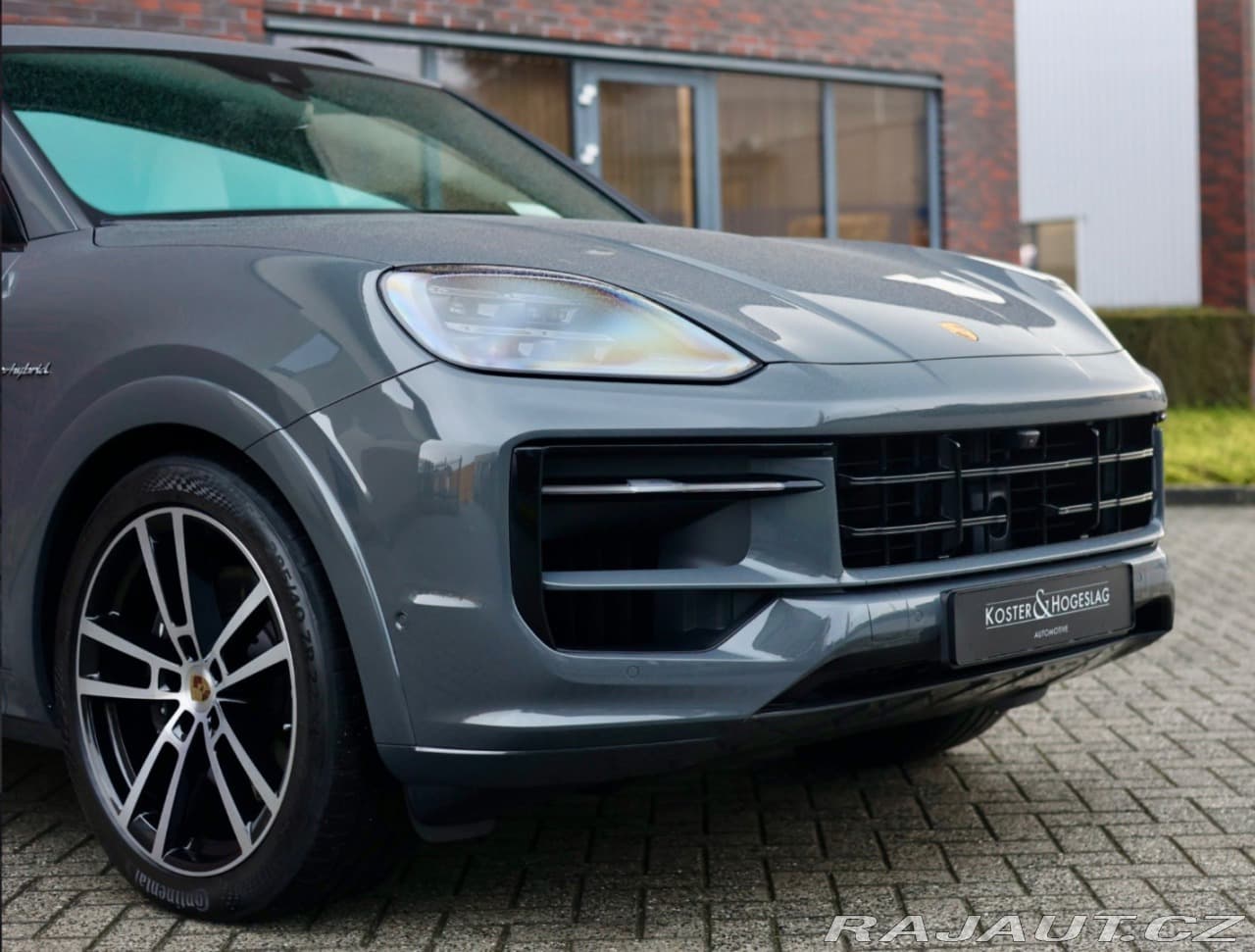2025 Porsche Cayenne - 4
