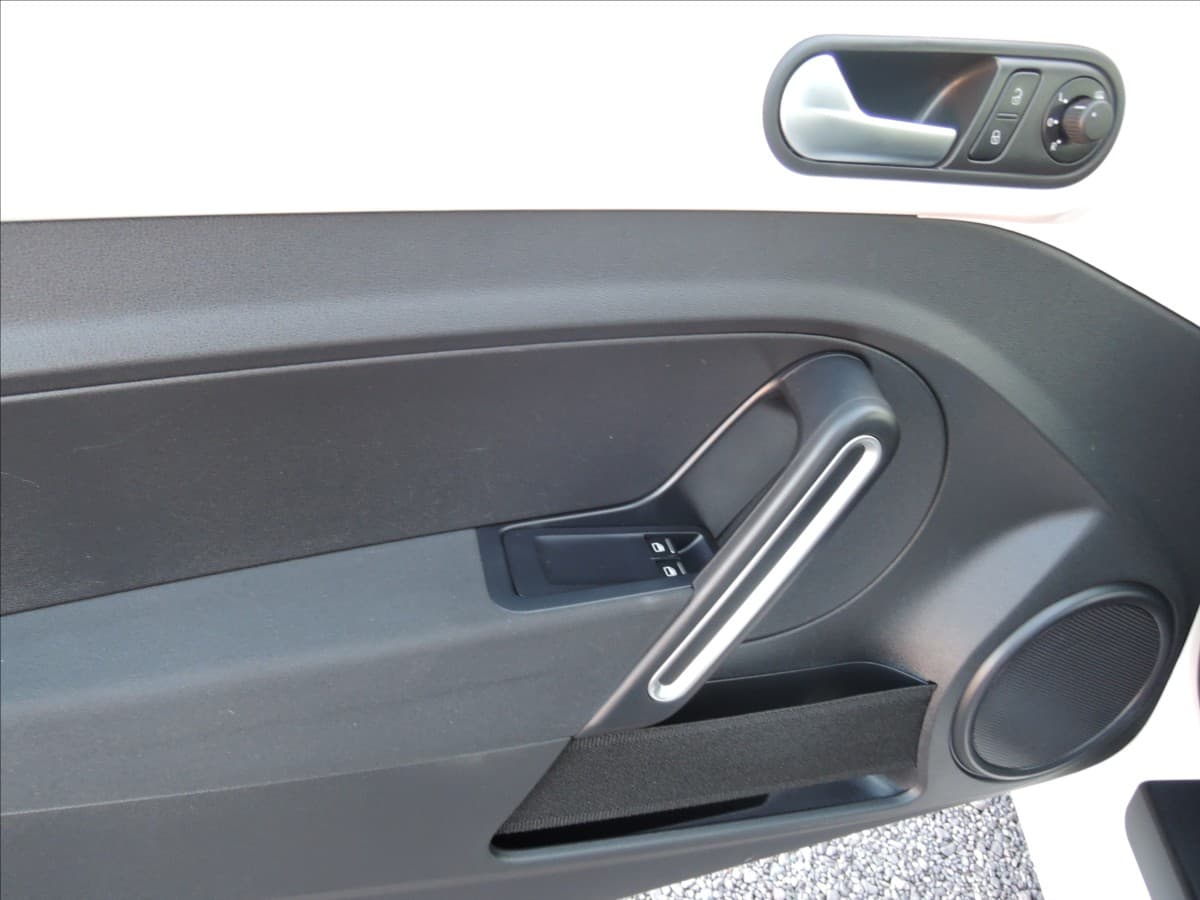 2012 Volkswagen Beetle - 10