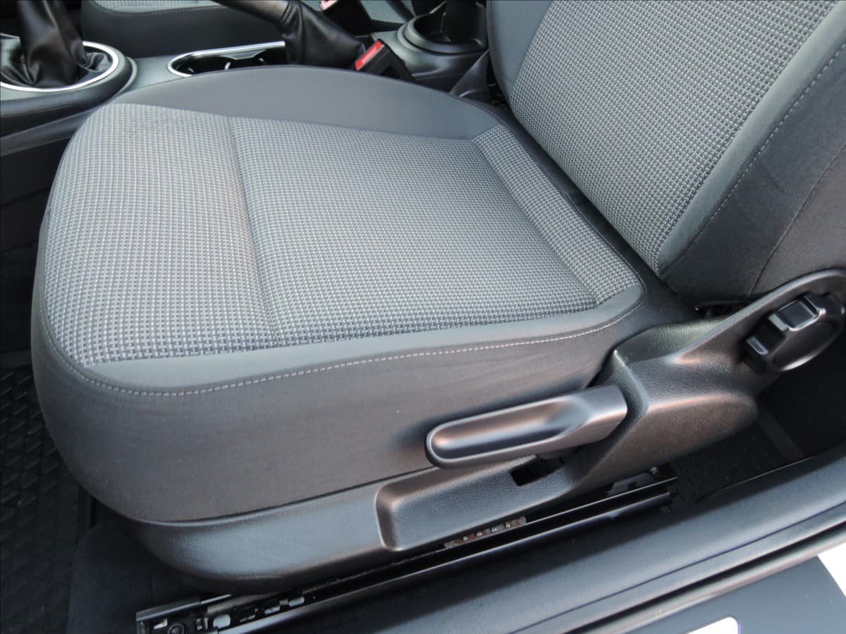 2012 Volkswagen Beetle - 11