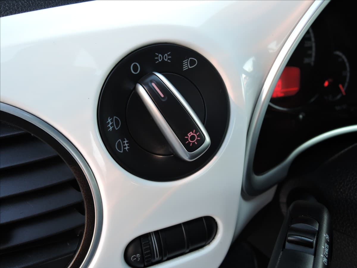 2012 Volkswagen Beetle - 12