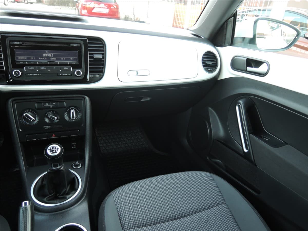 2012 Volkswagen Beetle - 16