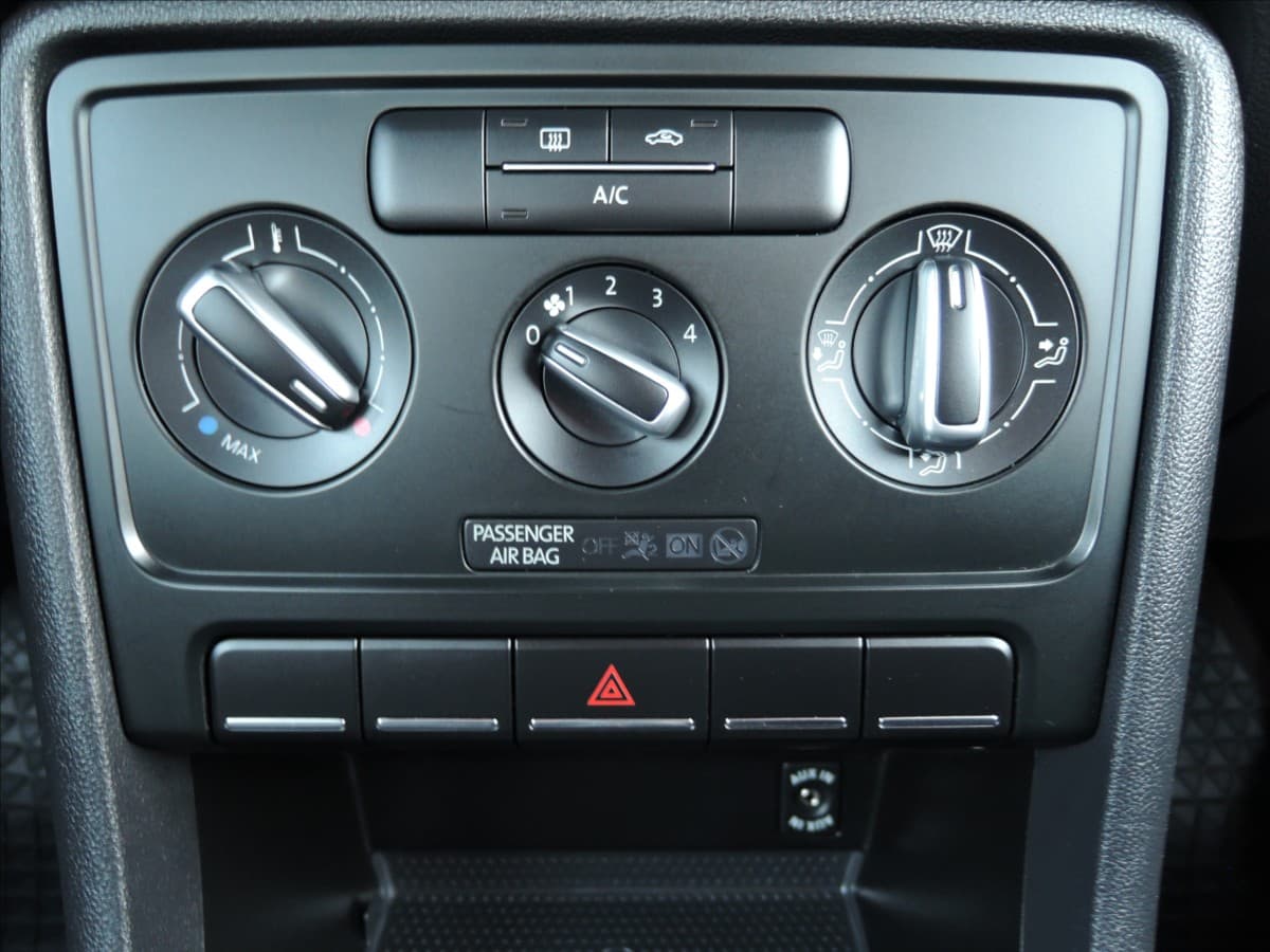 2012 Volkswagen Beetle - 18