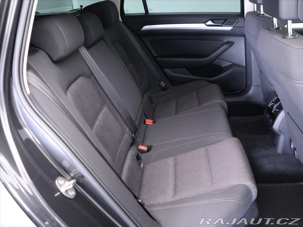 2019 Volkswagen Passat - 14