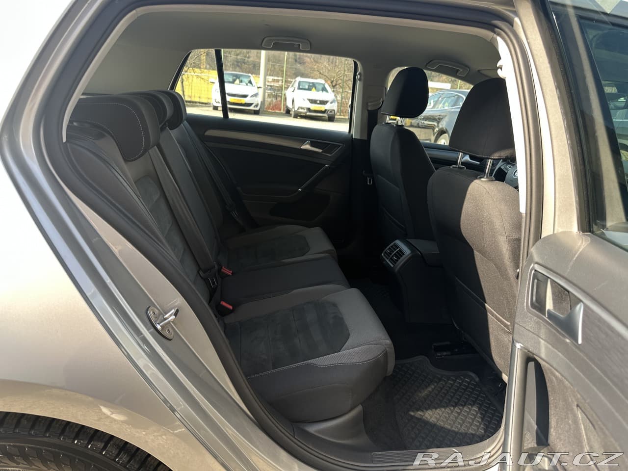 2020 Volkswagen Golf - 16