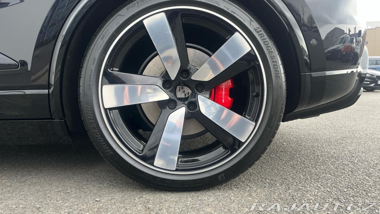 2025 Porsche Macan - 12