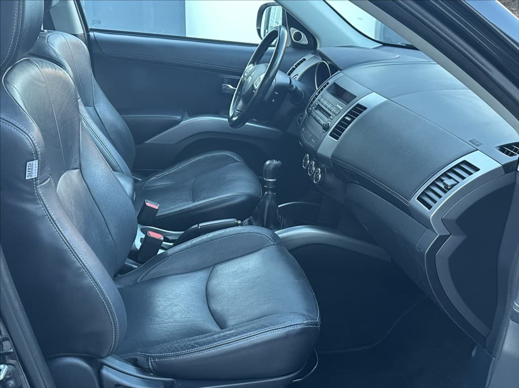 2010 Mitsubishi Outlander - 15