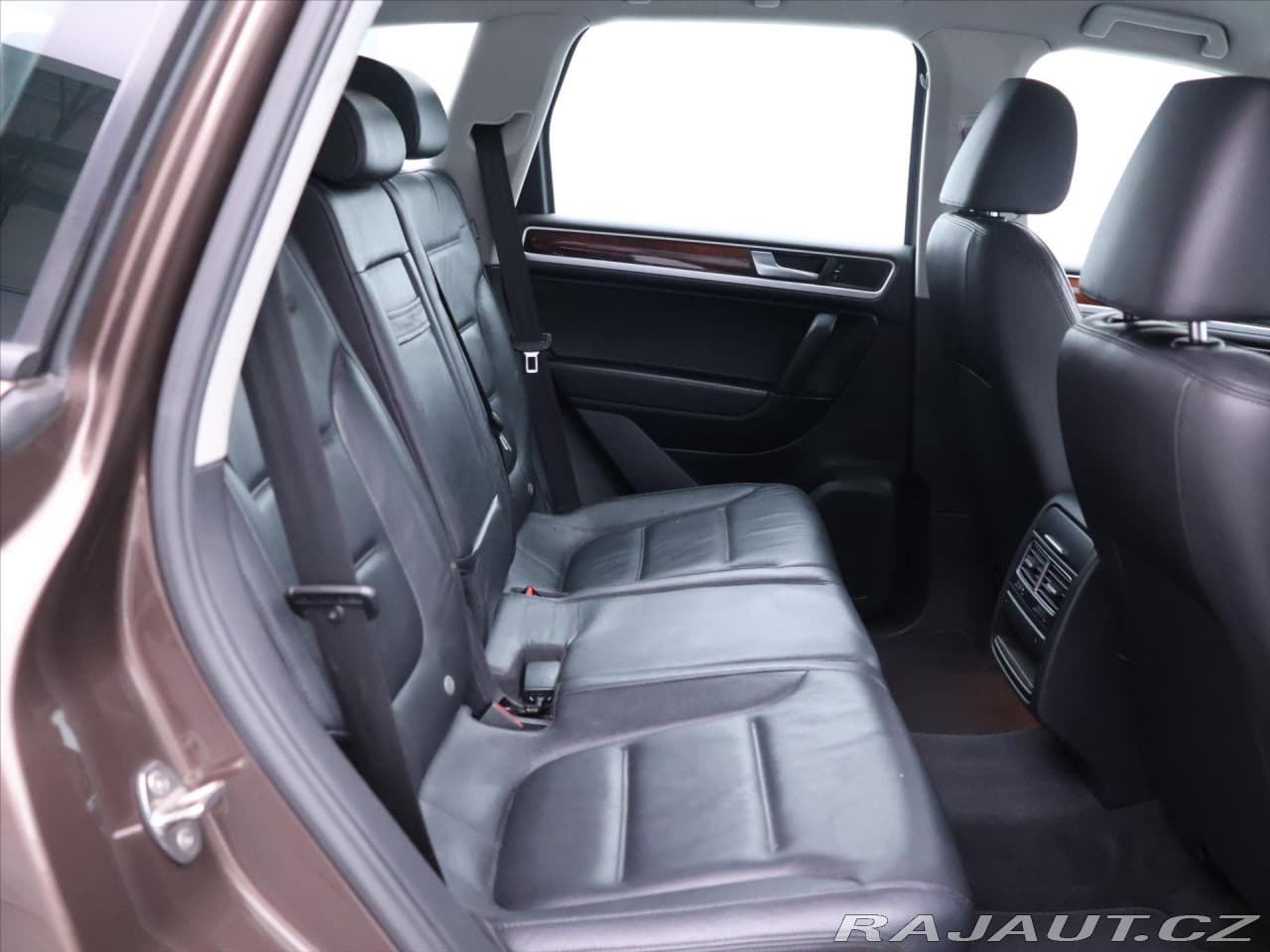 2011 Volkswagen Touareg - 11