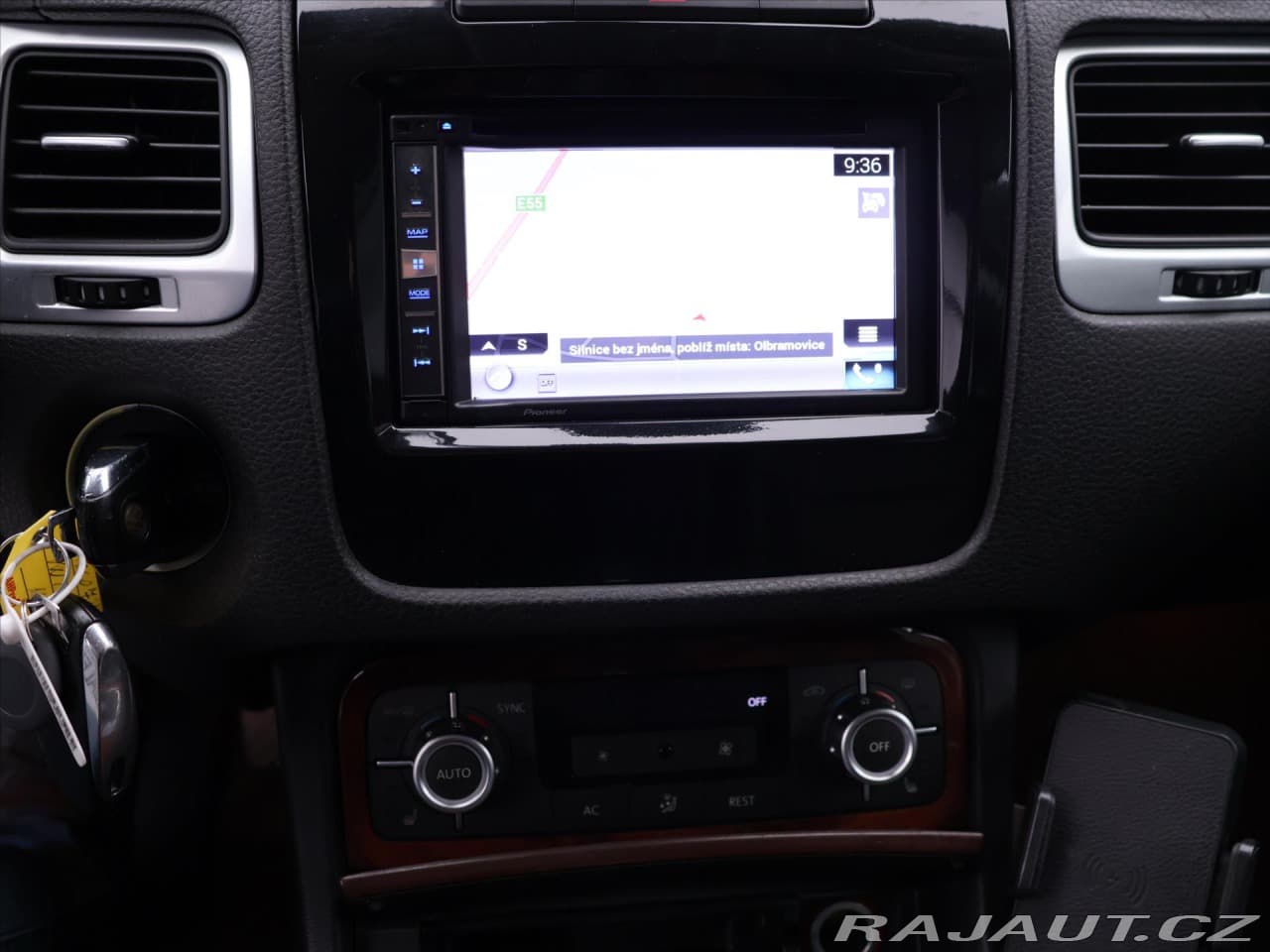 2011 Volkswagen Touareg - 17