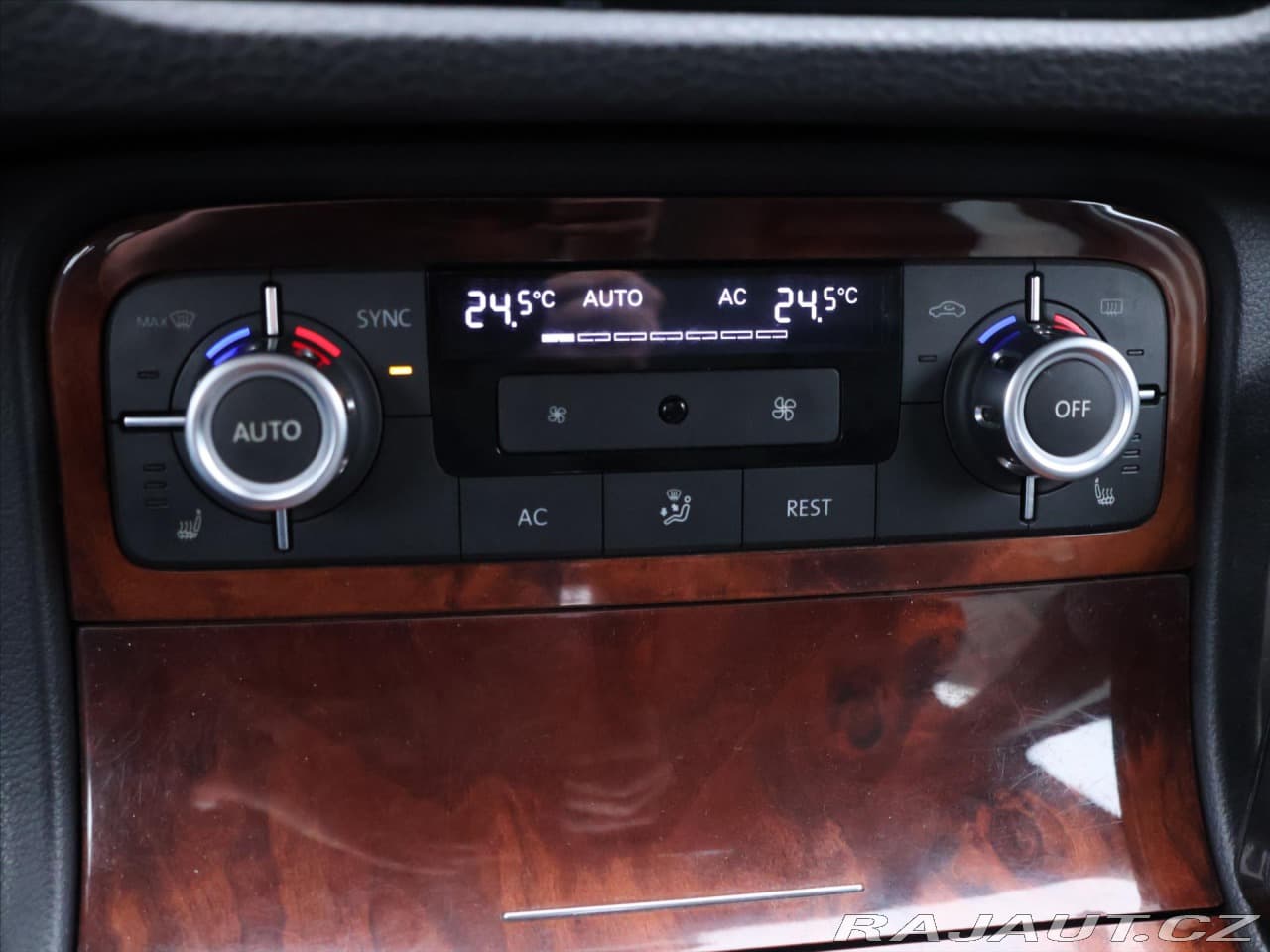 2011 Volkswagen Touareg - 19