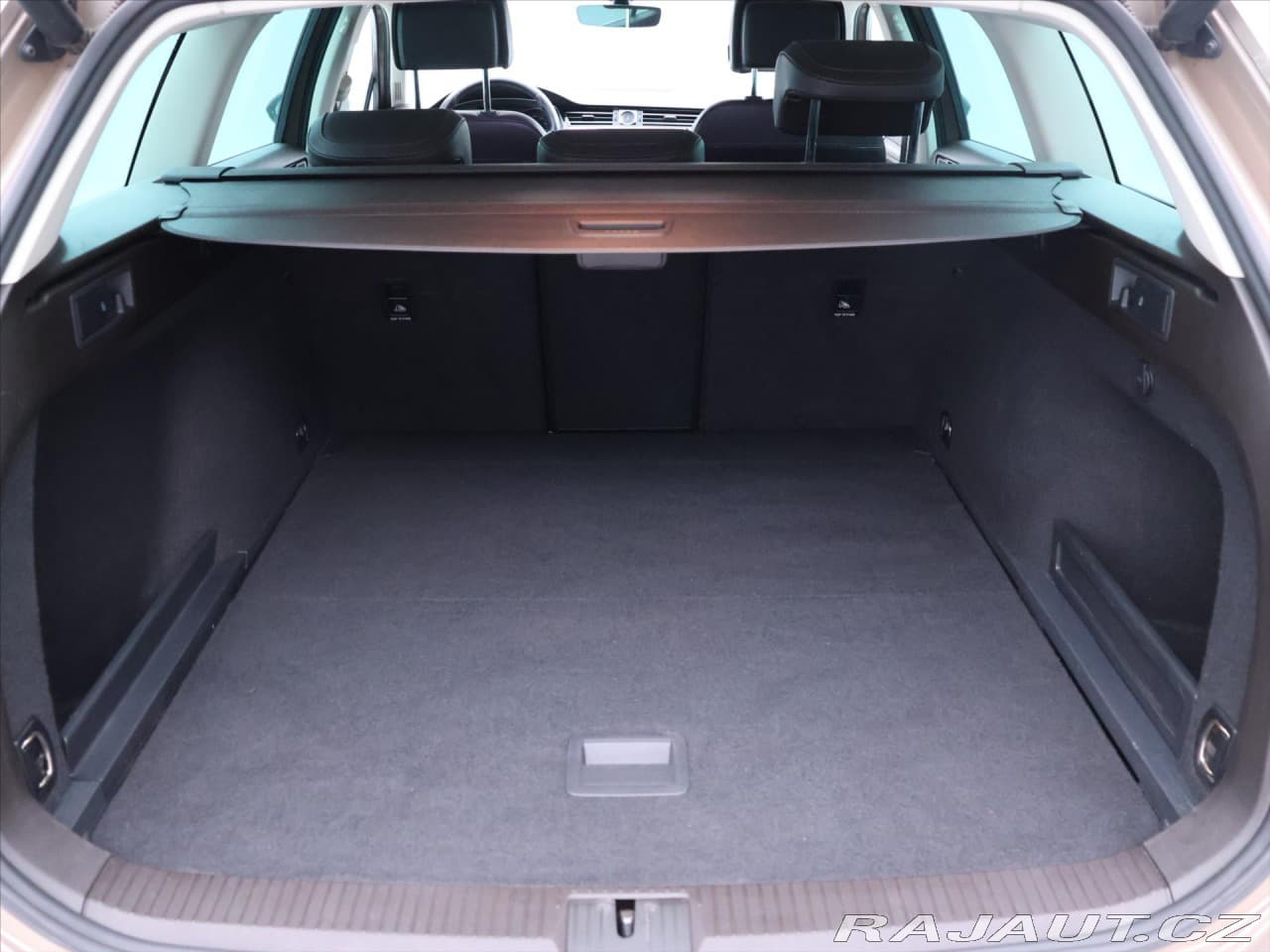 2016 Volkswagen Passat - 10