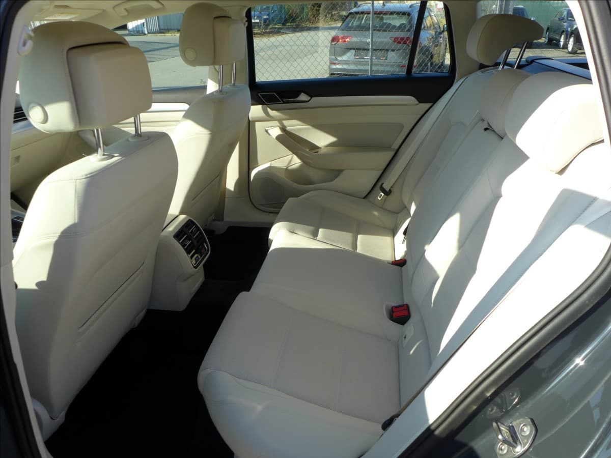 2015 Volkswagen Passat - 6