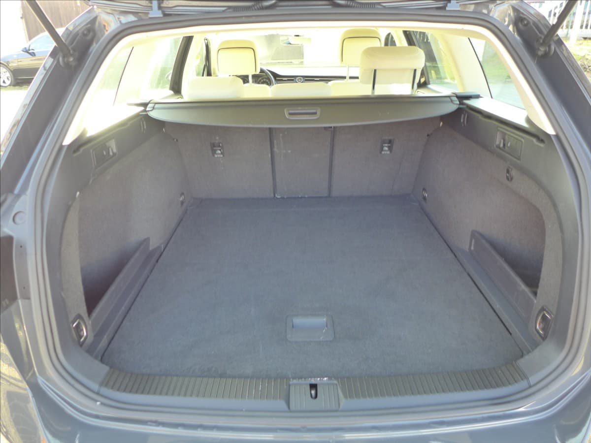 2015 Volkswagen Passat - 8