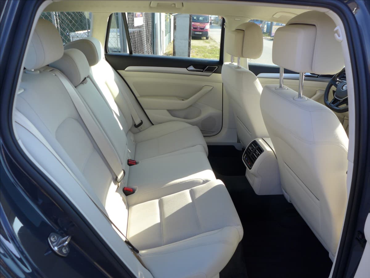 2015 Volkswagen Passat - 9