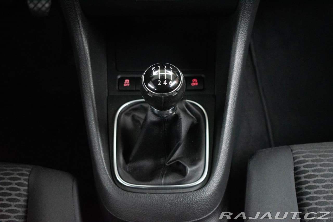 2011 Volkswagen Golf - 16