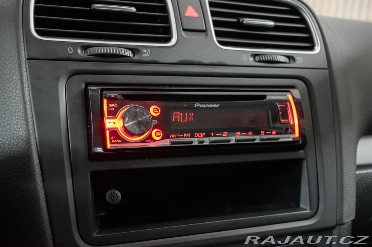 2011 Volkswagen Golf - 18