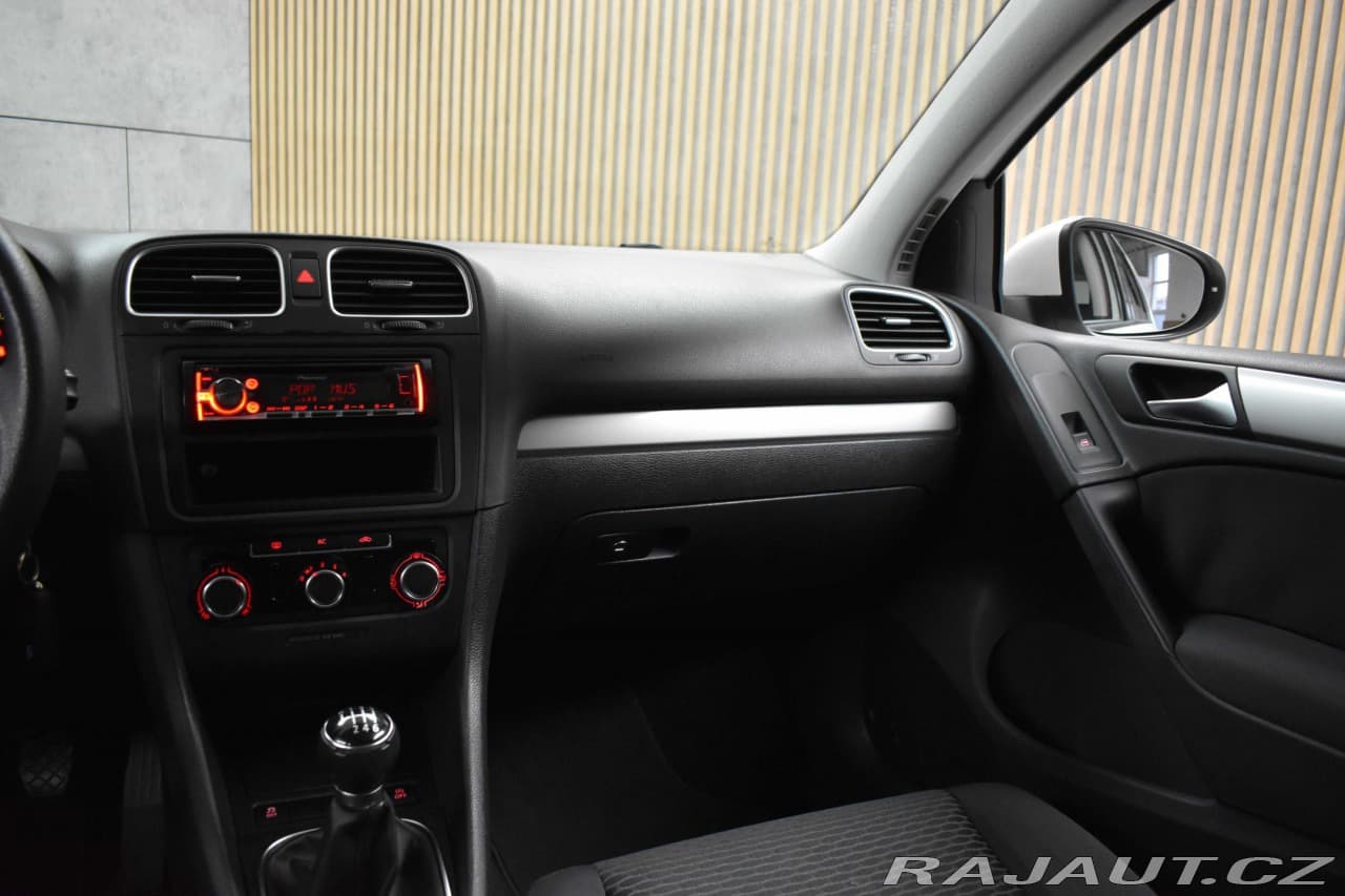 2011 Volkswagen Golf - 9