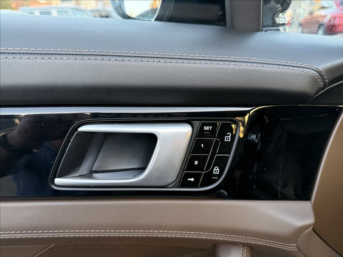 2019 Porsche Panamera - 16