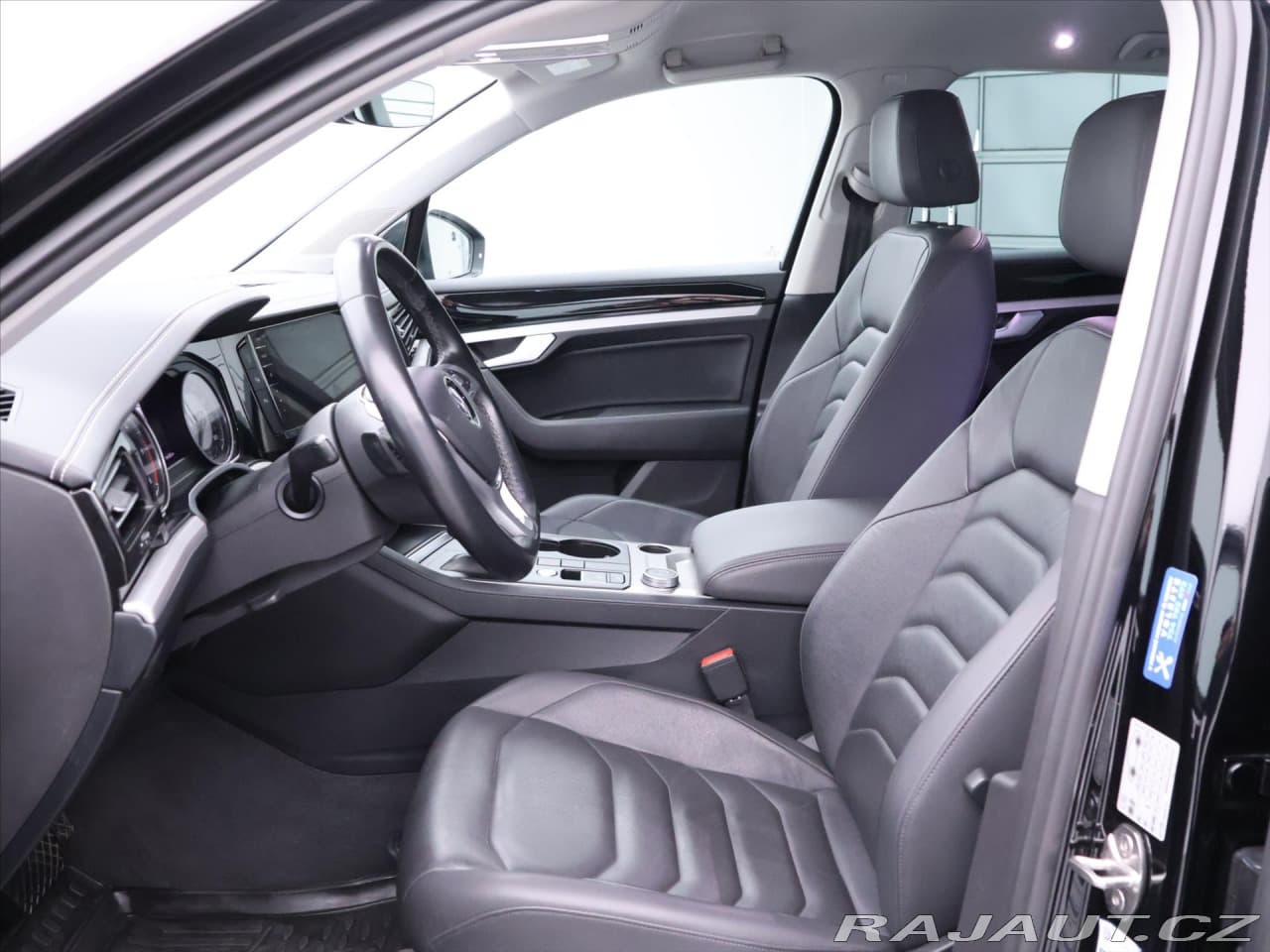 2019 Volkswagen Touareg - 11