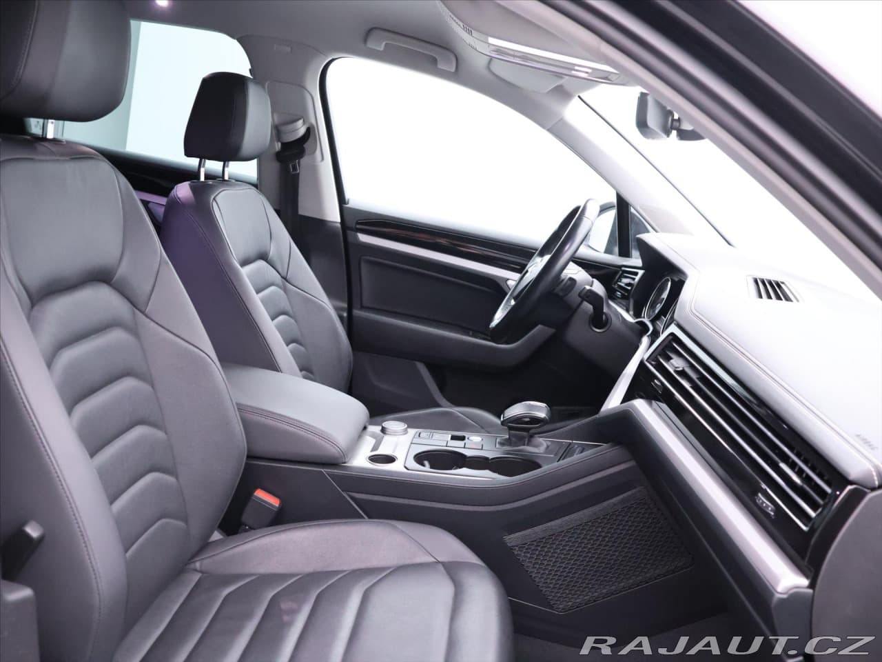 2019 Volkswagen Touareg - 12