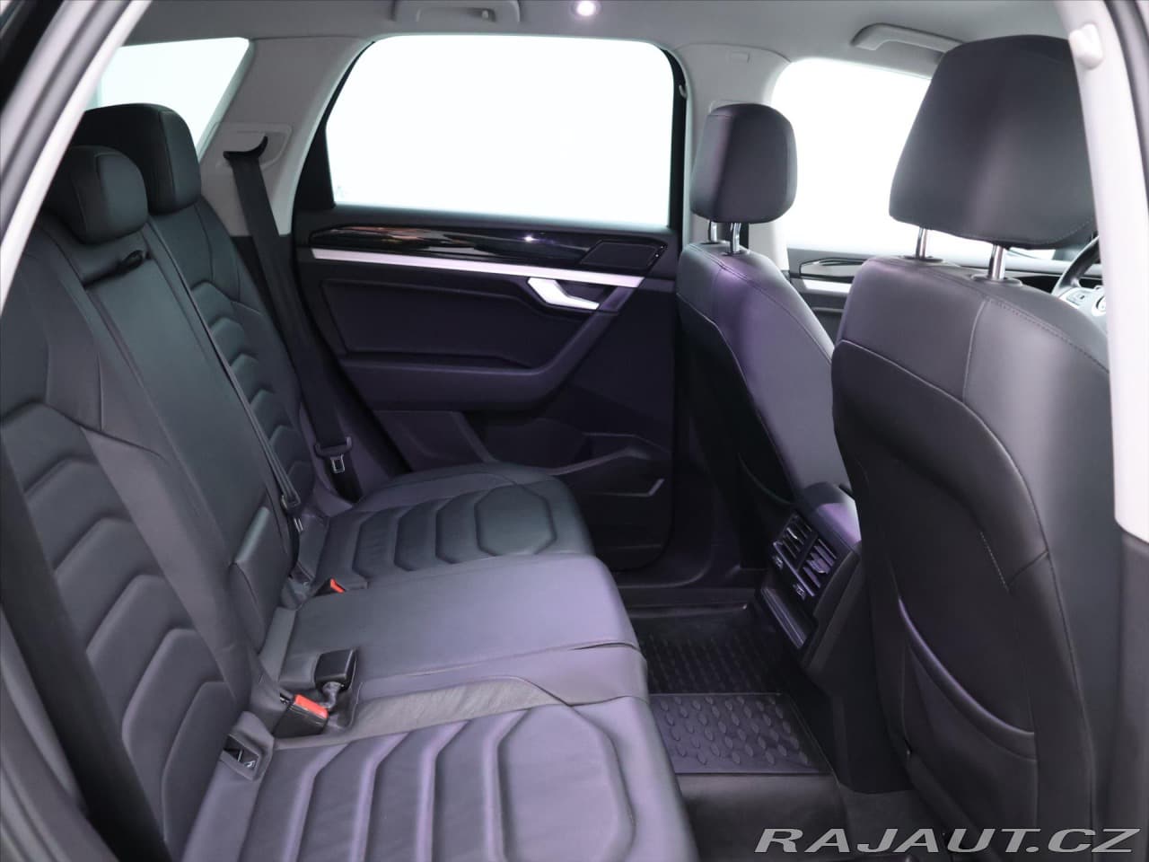 2019 Volkswagen Touareg - 13