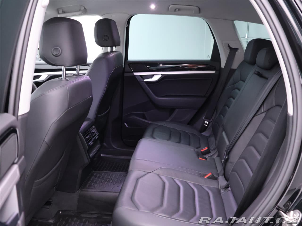 2019 Volkswagen Touareg - 14