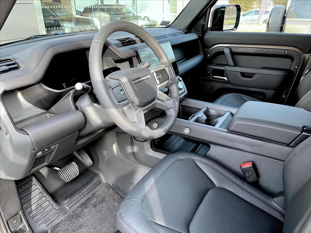 2025 Land Rover Defender - 8