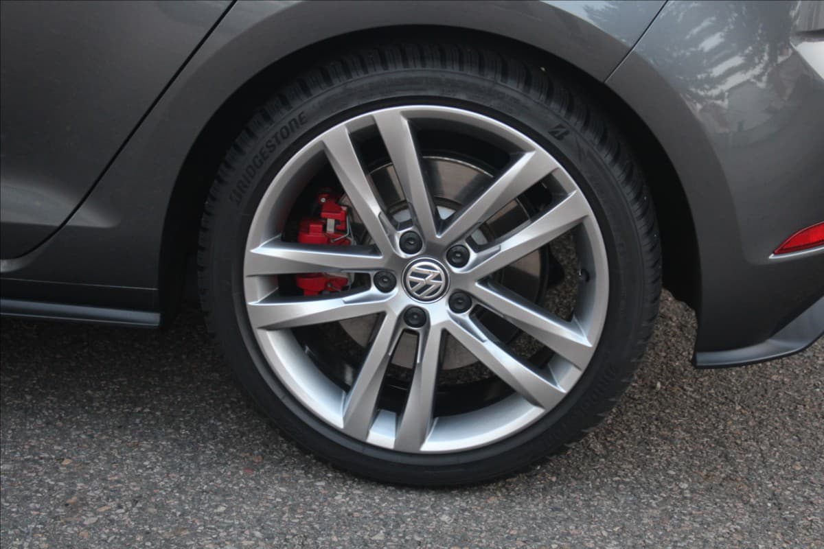 2020 Volkswagen Golf - 10