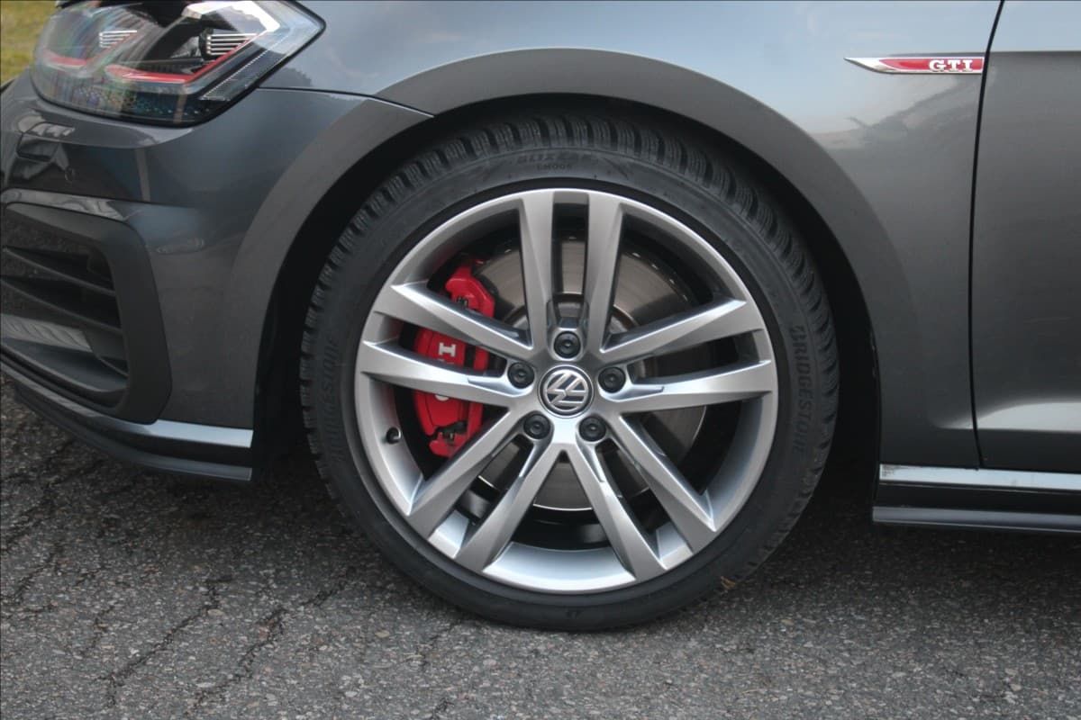 2020 Volkswagen Golf - 11