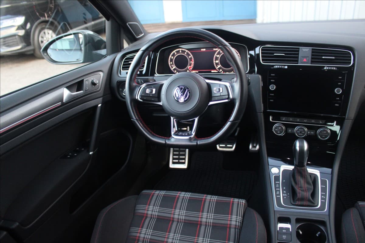 2020 Volkswagen Golf - 16