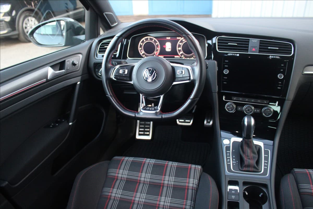 2020 Volkswagen Golf - 18