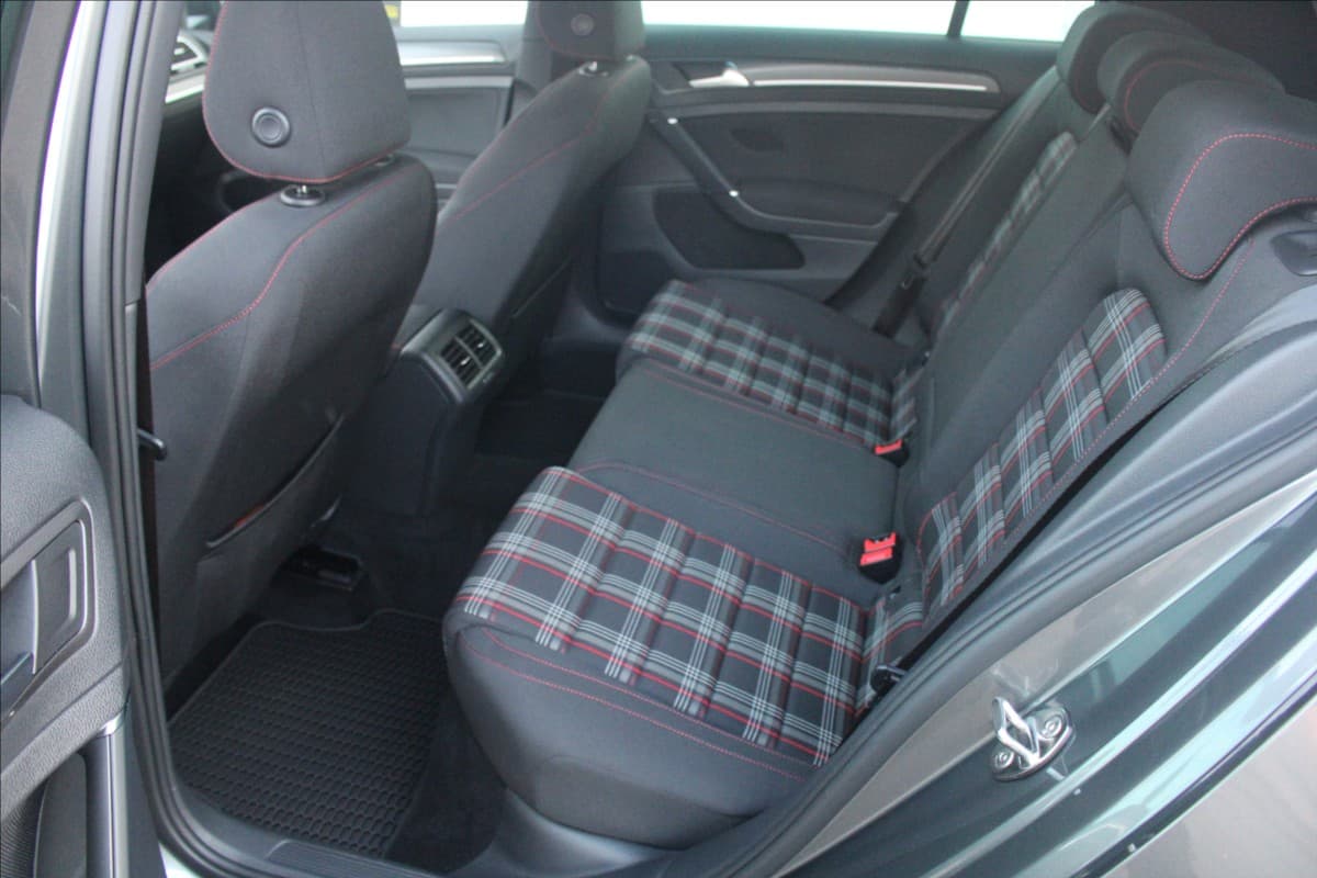 2020 Volkswagen Golf - 19