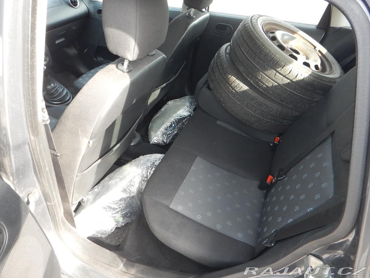 2004 Ford Fiesta - 10