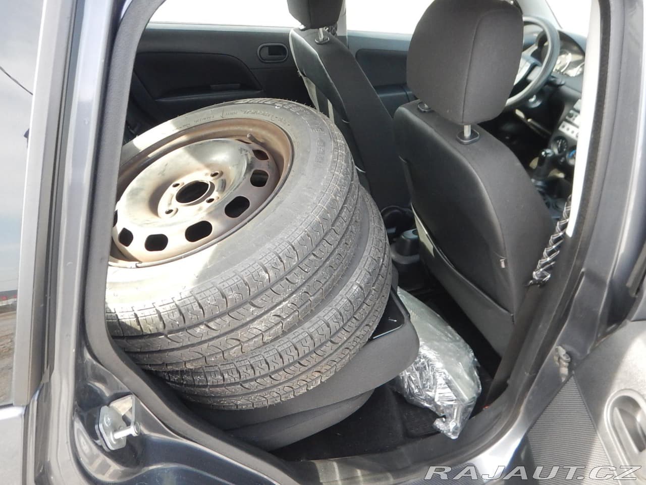 2004 Ford Fiesta - 12