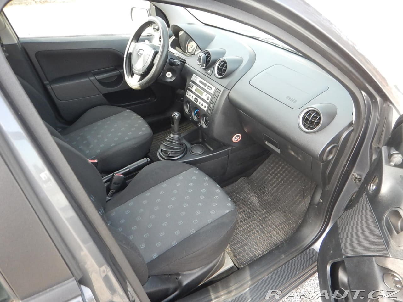 2004 Ford Fiesta - 13