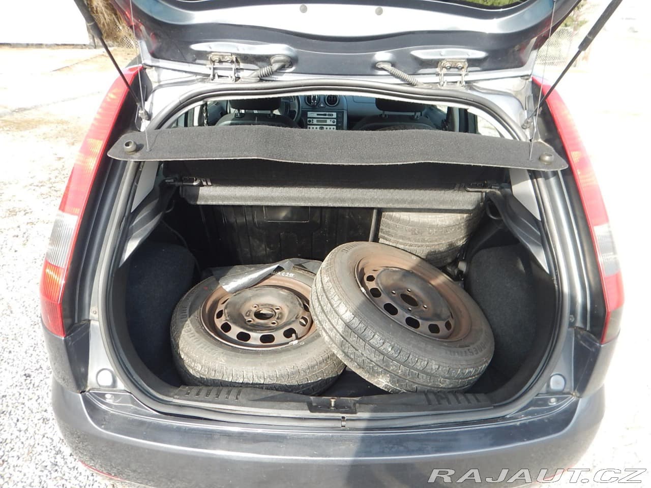 2004 Ford Fiesta - 14