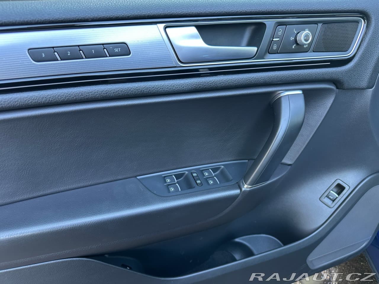 2015 Volkswagen Touareg - 10