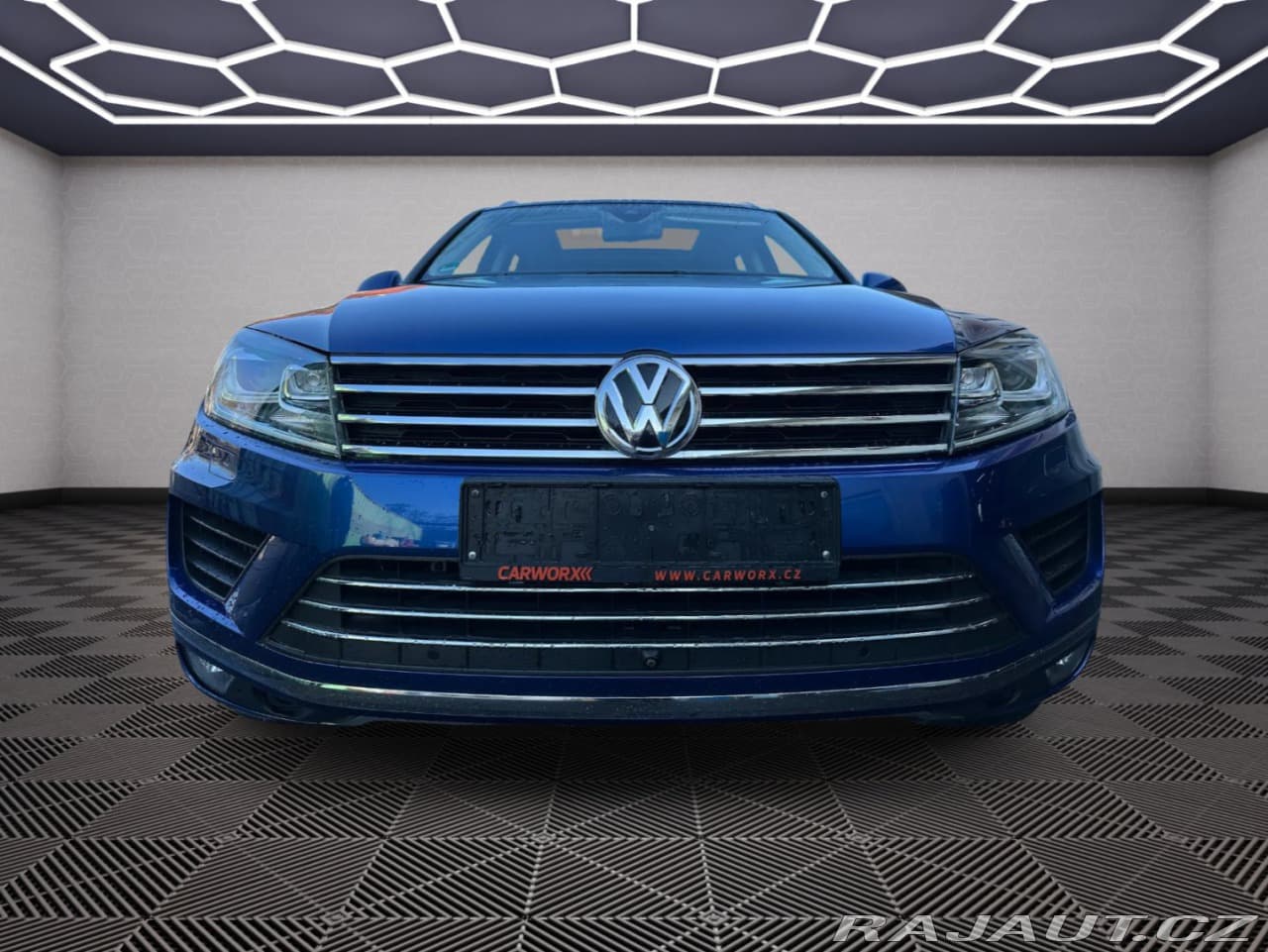 2015 Volkswagen Touareg - 2